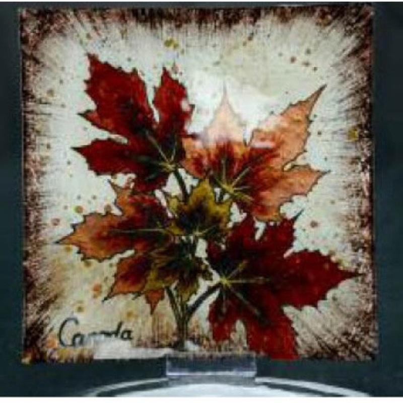 V25-262 – CANADA SOUVENIR SERVING TRAY MAPLE LEAF GLASS 9.5X9.5IN